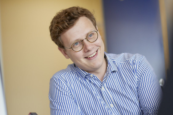 Administratif homme en train d'échanger