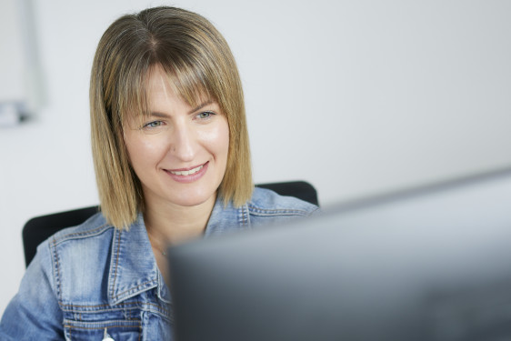 Administratif femme derrière son bureau