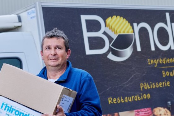 Bondu collaborateur devant camion